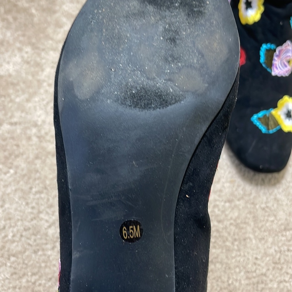 Betsey Johnson Black Floral Embroidered Suede Boots Size 6.5 M - Picture 4 of 7